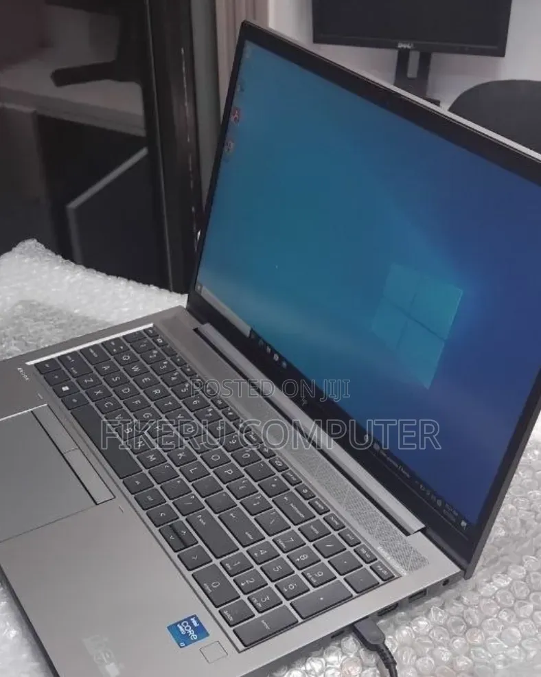 New Laptop HP ZBook Firefly G8 16GB Intel Core i7 SSD 512GB