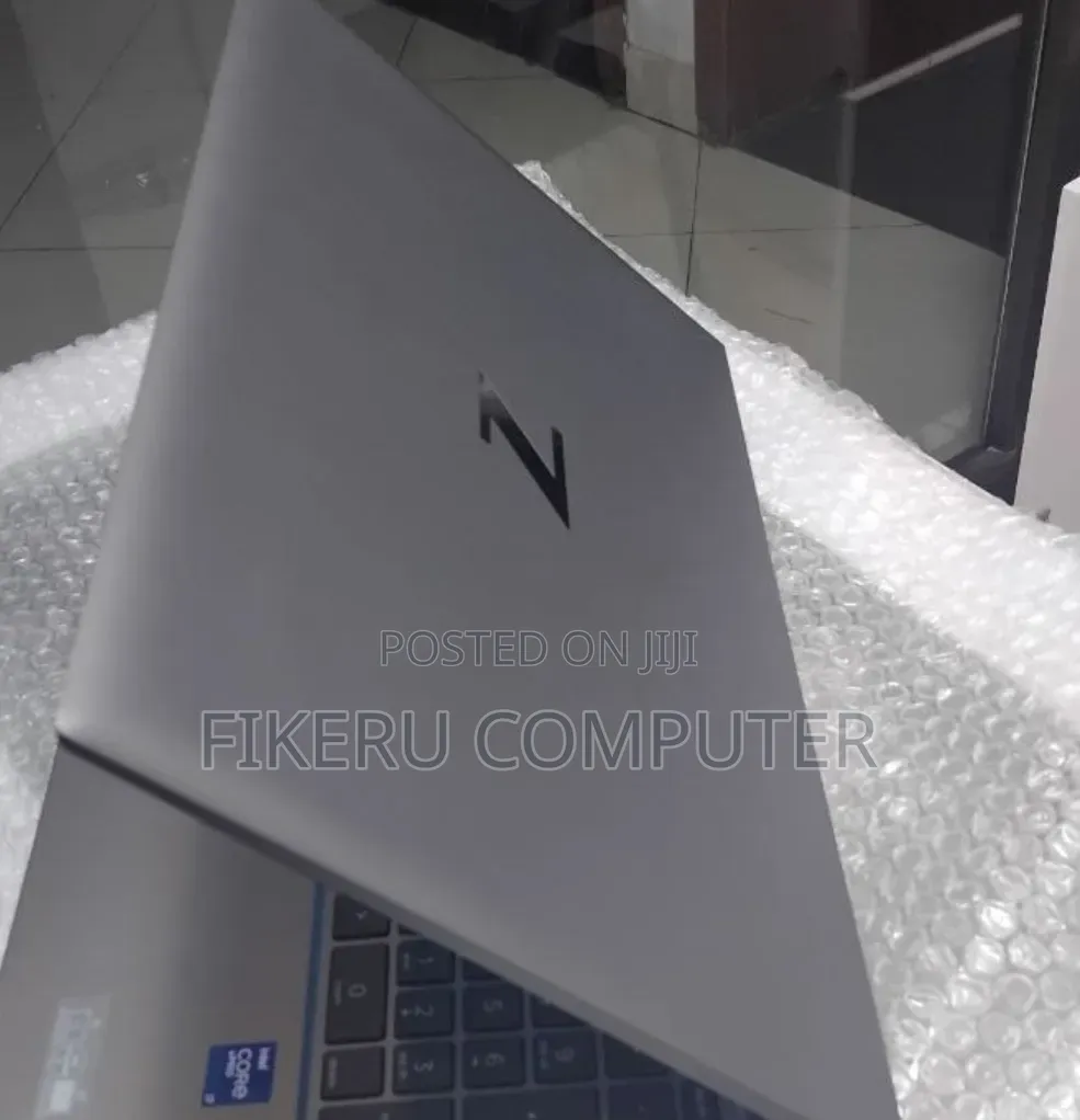 New Laptop HP ZBook Firefly G8 16GB Intel Core i7 SSD 512GB