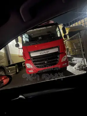 የአውሮፓ Daf Cf የጭነት መኪና ከ Koegel ተሳቢ ጋር