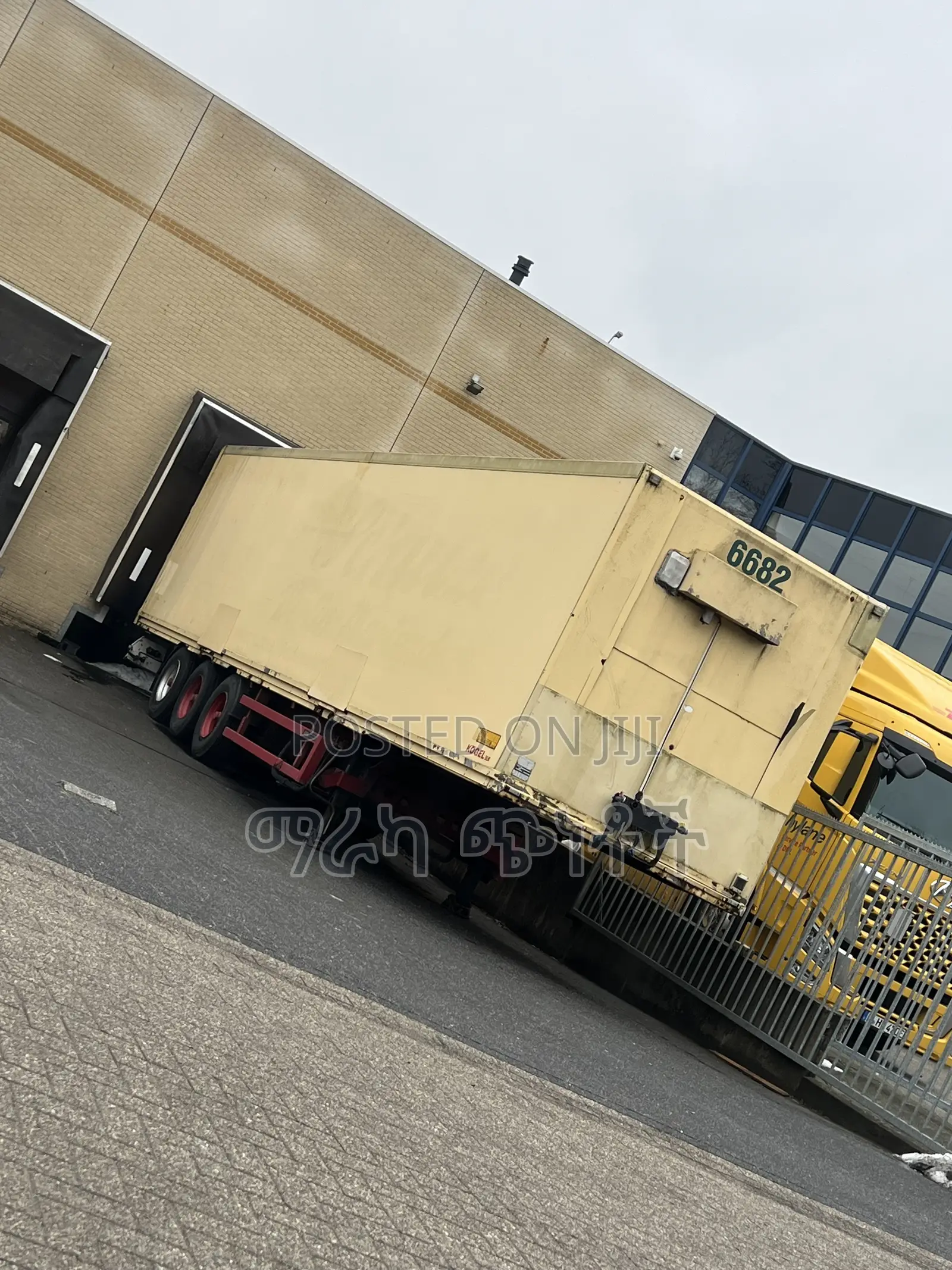 የአውሮፓ Daf Cf የጭነት መኪና ከ Koegel ተሳቢ ጋር