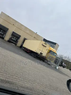 የአውሮፓ Daf Cf የጭነት መኪና ከ Koegel ተሳቢ ጋር