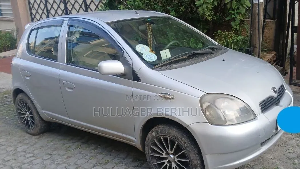 Toyota Vitz 2000 Silver