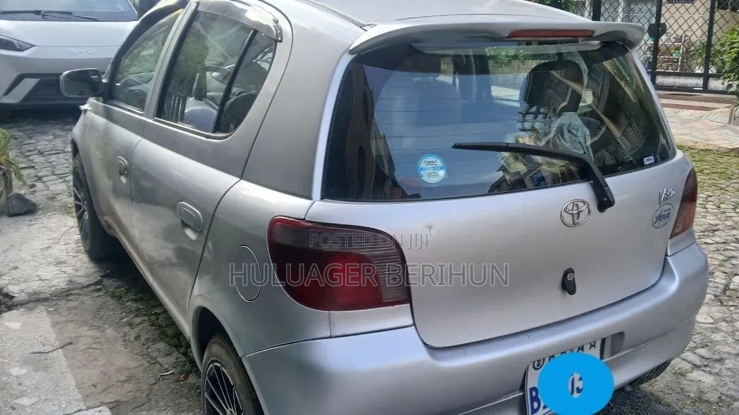 Toyota Vitz 2000 Silver