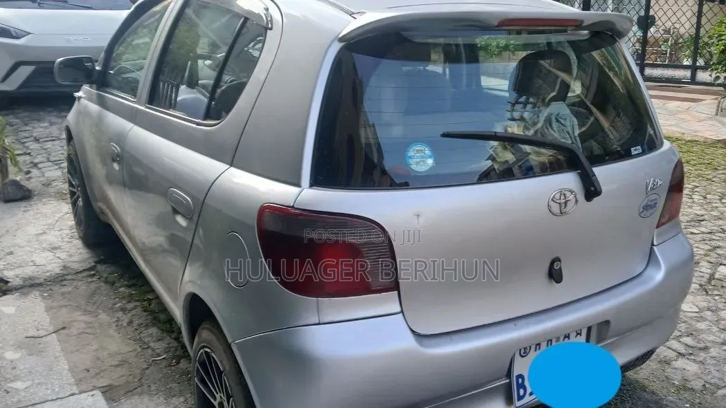 Toyota Vitz 2000 Silver