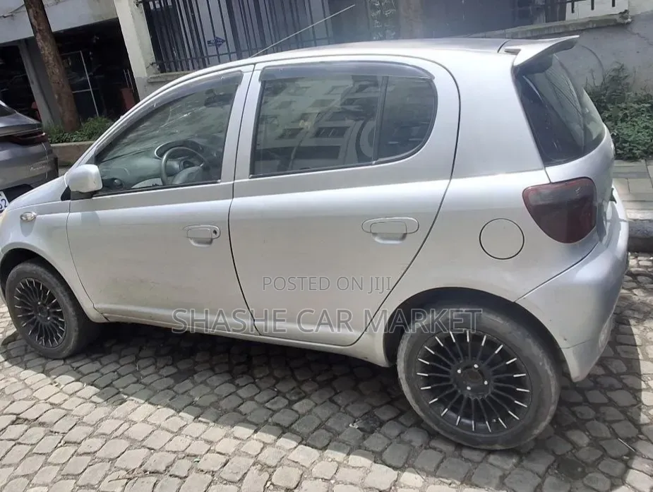 Toyota Vitz 2001 Silver