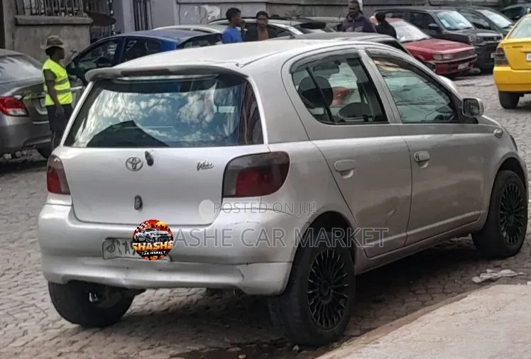 Toyota Vitz 2001 Silver