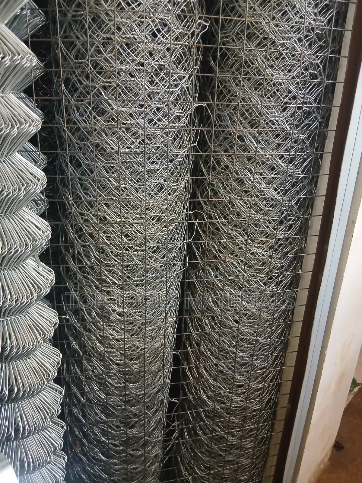 Galvanized Steel Wire Mesh) እና የቼይን ሊንክ አጥር ቁሳቁሶችን ያሳያል።
