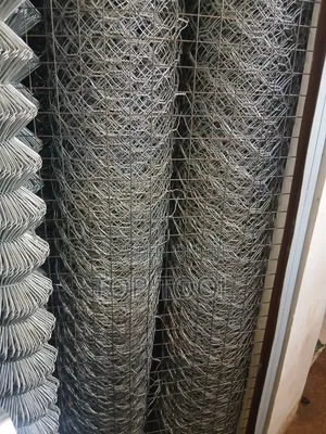Galvanized Steel Wire Mesh) እና የቼይን ሊንክ አጥር ቁሳቁሶችን ያሳያል።