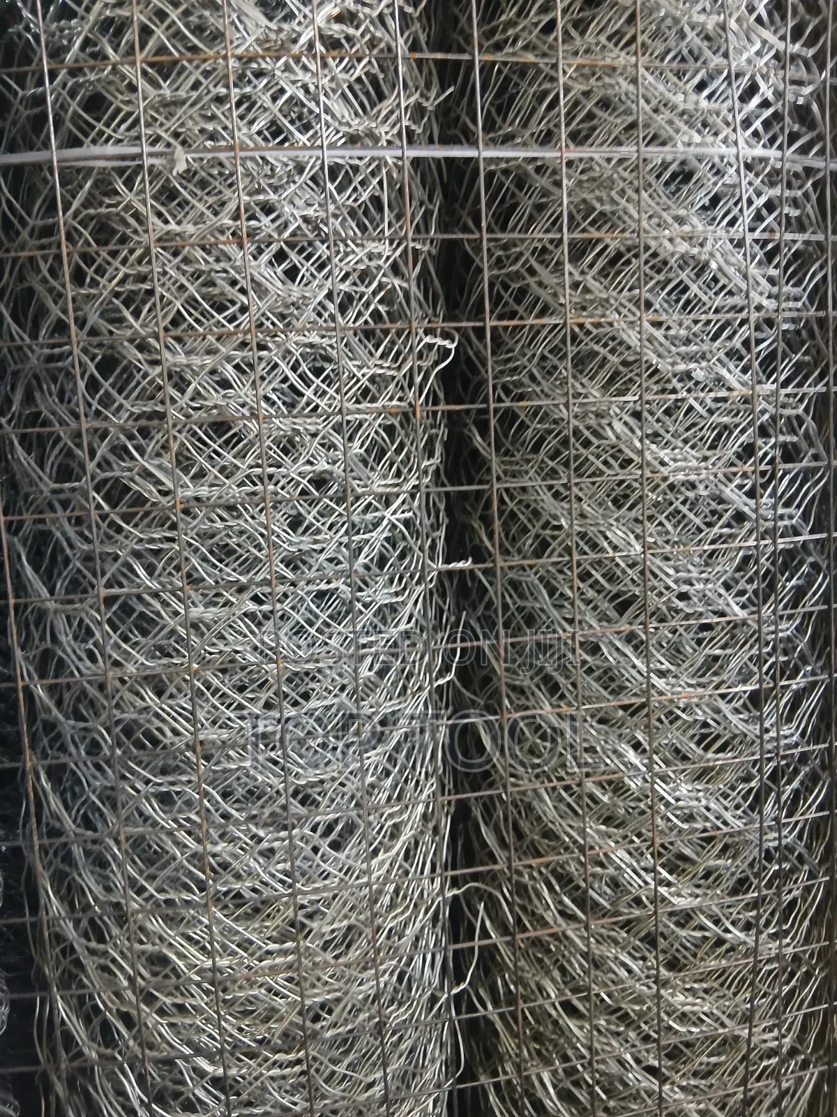 Galvanized Steel Wire Mesh) እና የቼይን ሊንክ አጥር ቁሳቁሶችን ያሳያል።