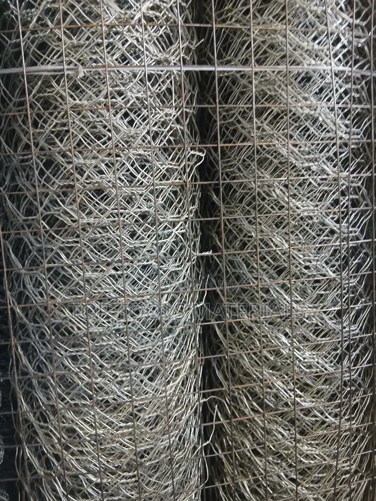 Galvanized Steel Wire Mesh) እና የቼይን ሊንክ አጥር ቁሳቁሶችን ያሳያል።
