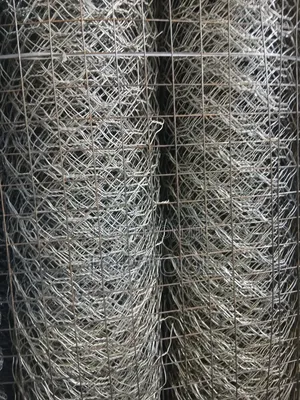 Galvanized Steel Wire Mesh) እና የቼይን ሊንክ አጥር ቁሳቁሶችን ያሳያል።