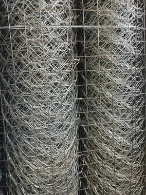 Galvanized Steel Wire Mesh) እና የቼይን ሊንክ አጥር ቁሳቁሶችን ያሳያል።