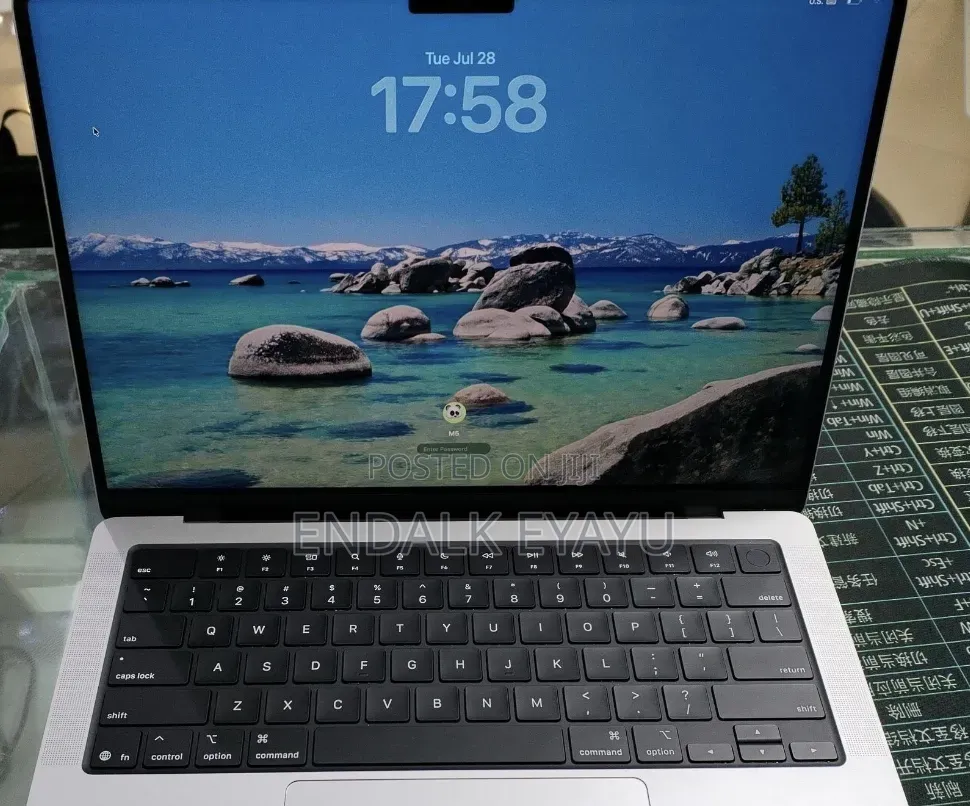 New Laptop Apple MacBook Pro 2025 M5 16GB Apple M5 Pro SSD 512GB