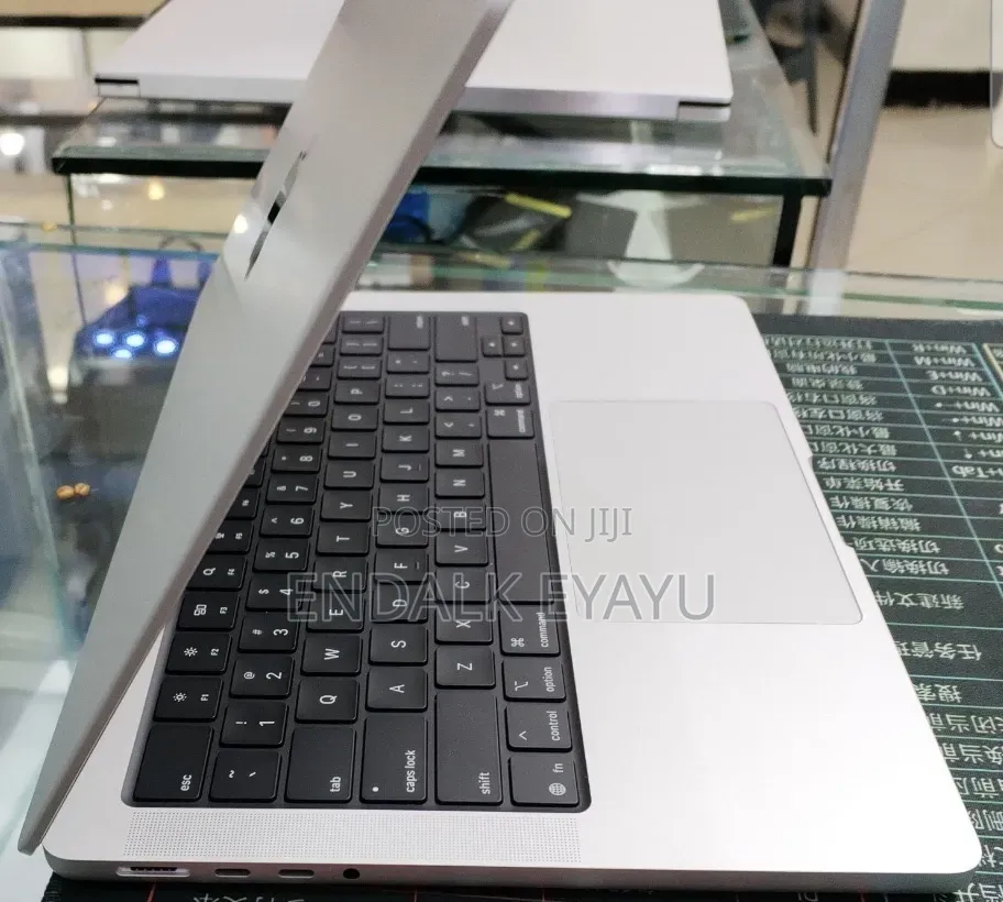 New Laptop Apple MacBook Pro 2025 M5 16GB Apple M5 Pro SSD 512GB