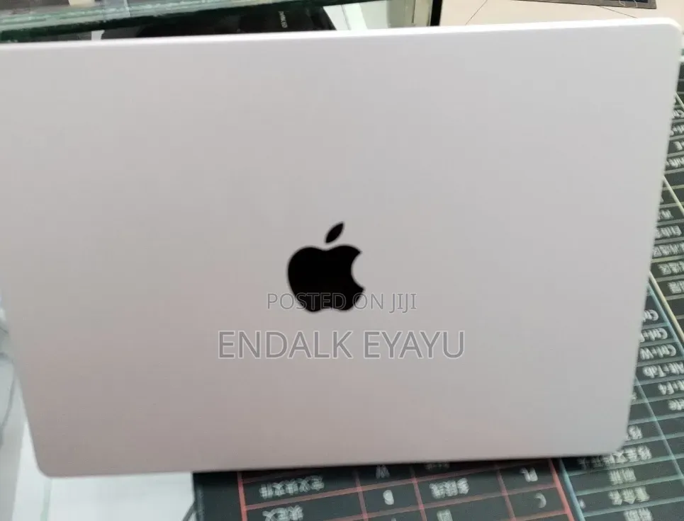 New Laptop Apple MacBook Pro 2025 M5 16GB Apple M5 Pro SSD 512GB