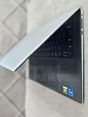 New Laptop Dell XPS 15 9520 16GB Intel Core i7 SSD 512GB