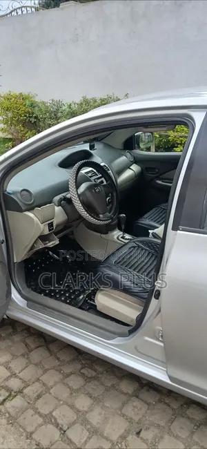 Toyota Belta 2010 Silver
