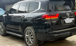 Toyota Land Cruiser LC300 2022 Black