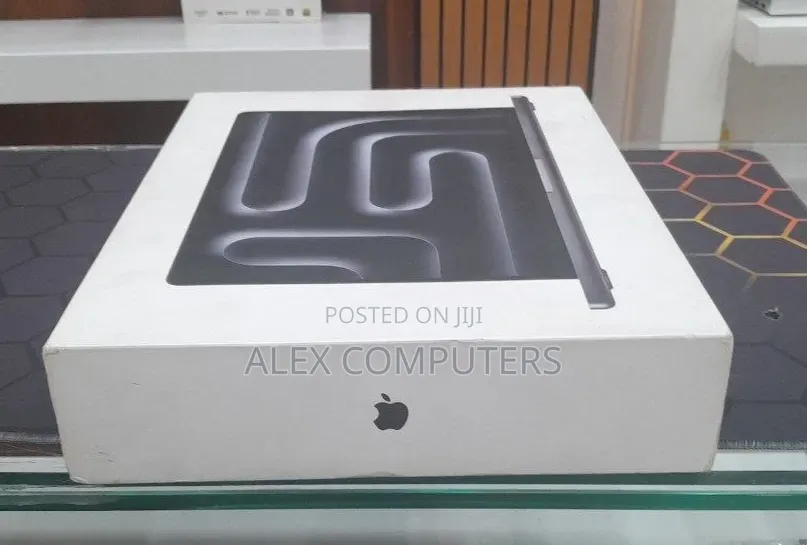 New Laptop Apple MacBook 16GB Apple M5 Pro SSD 512GB
