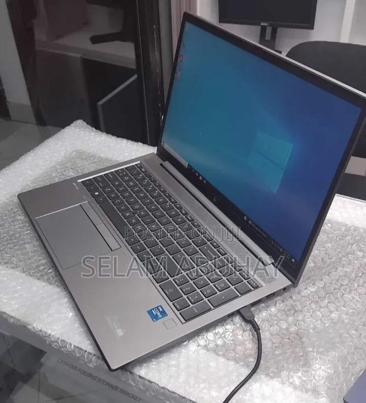 New Laptop HP ZBook Firefly G8 16GB Intel Core i7 SSD 512GB