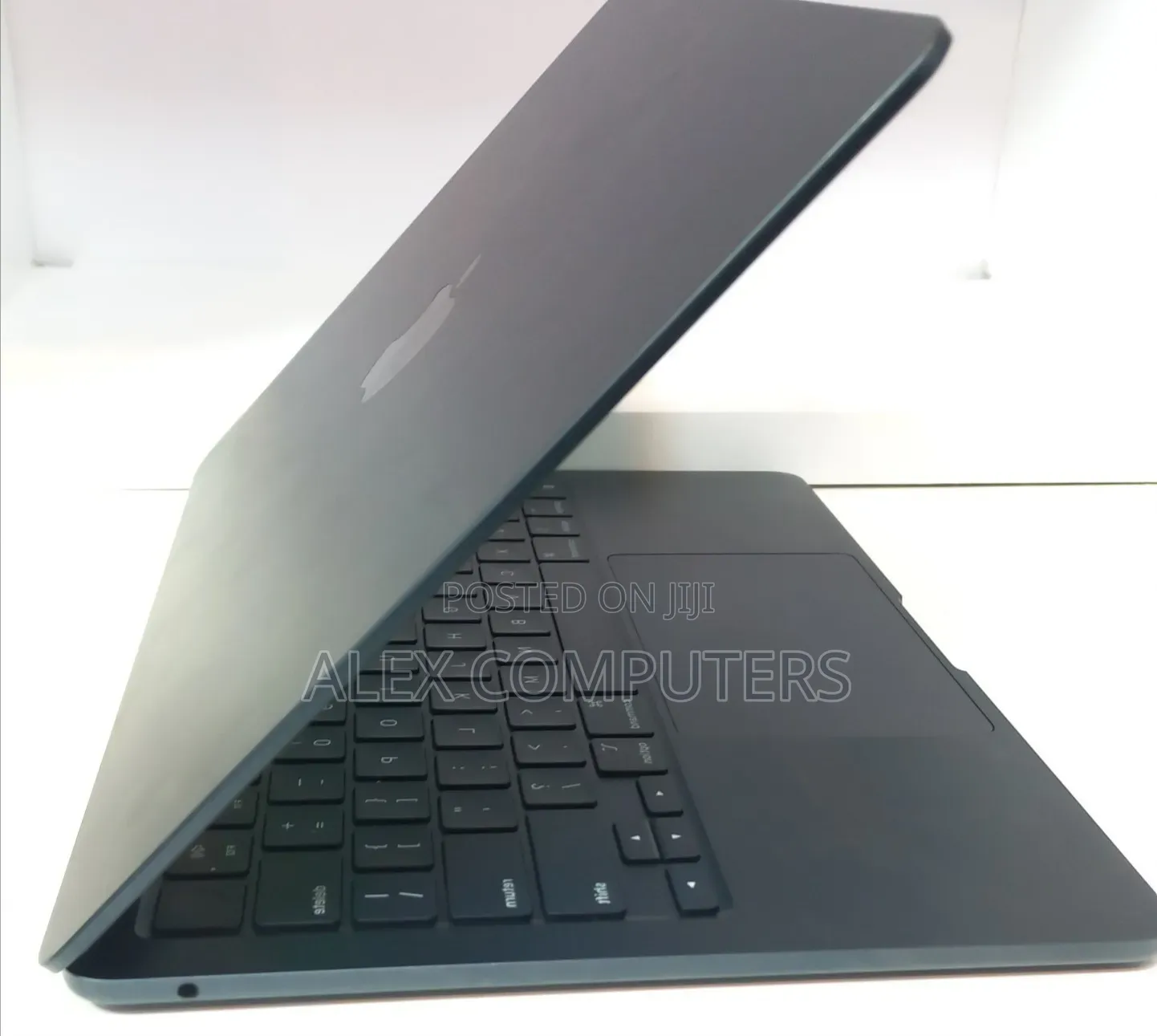 New Laptop Apple MacBook Air 2022 M2 8GB Apple M2 SSD 256GB
