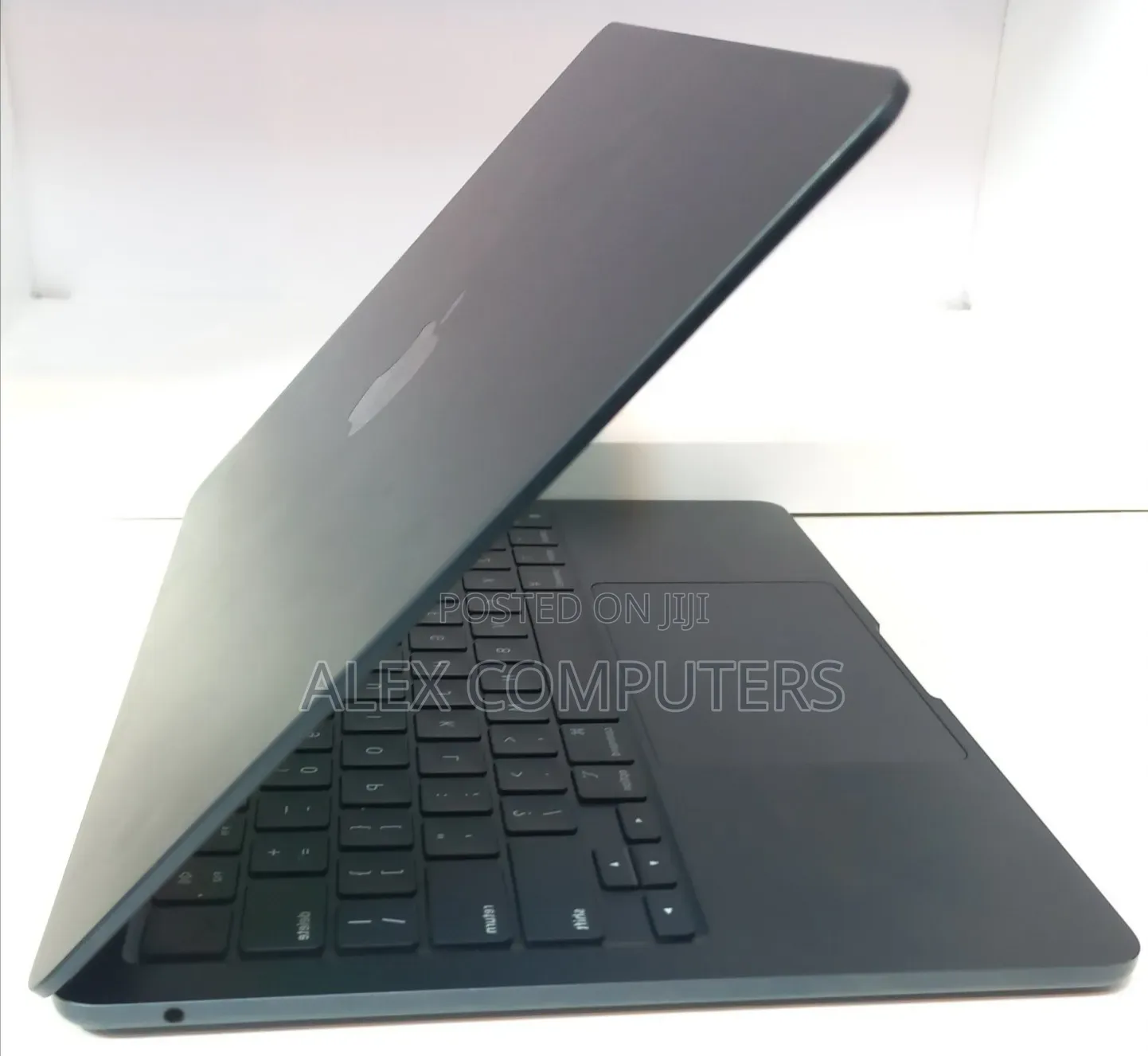 New Laptop Apple MacBook Air 2022 M2 8GB Apple M2 SSD 256GB