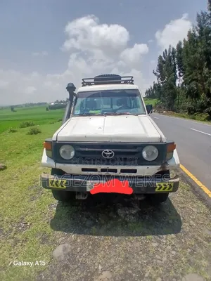 Toyota Land Cruiser 1990 White