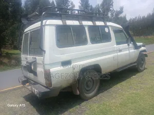 Toyota Land Cruiser 1990 White