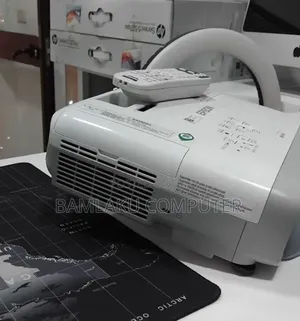 WBRAND NEW  EPSON Projector 
👉Has Remote 
Model Name:  EB-x39