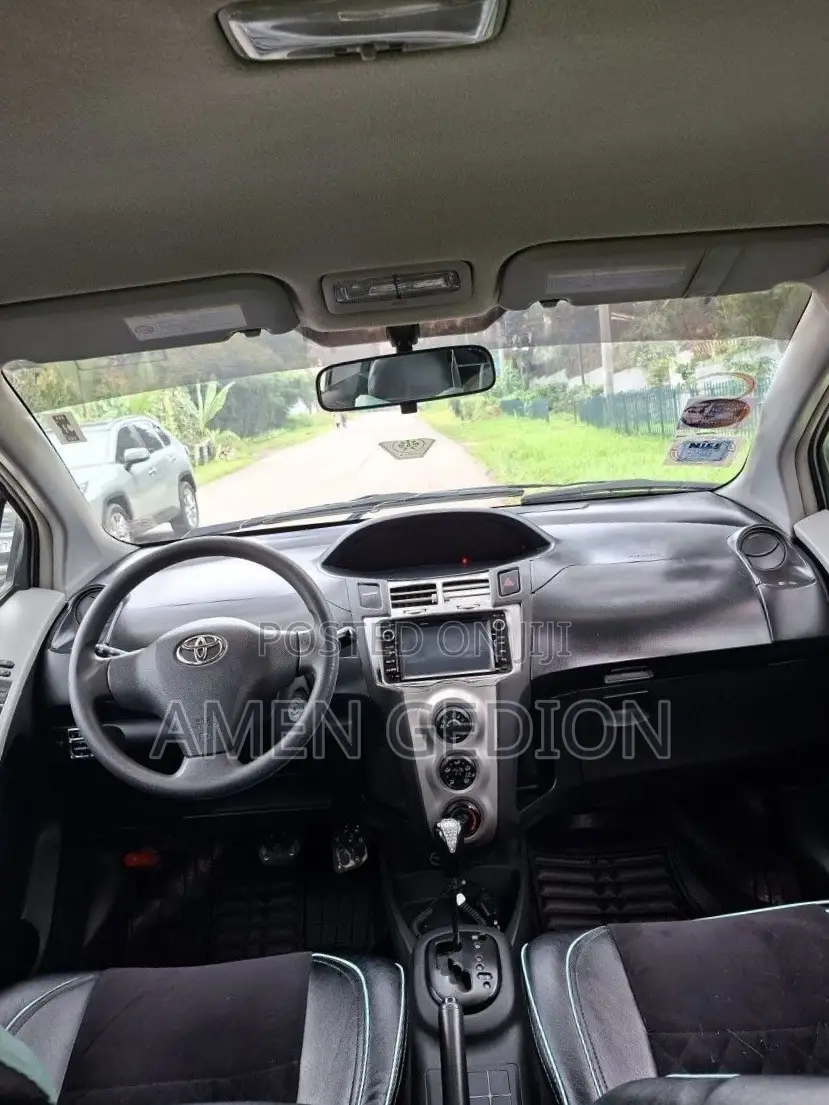 Toyota Yaris 2010 Silver