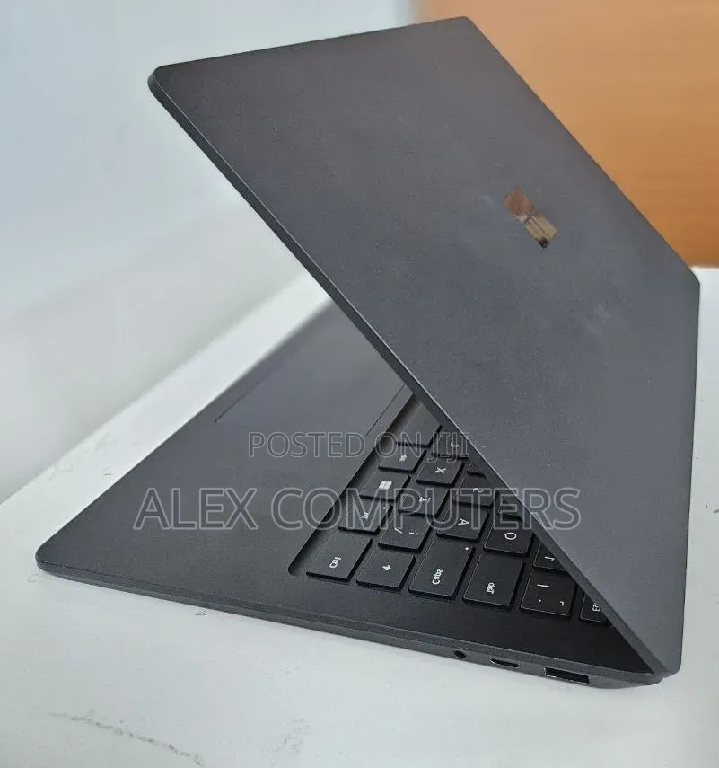 New Laptop Microsoft Surface 16GB Intel Core i7 SSD 512GB