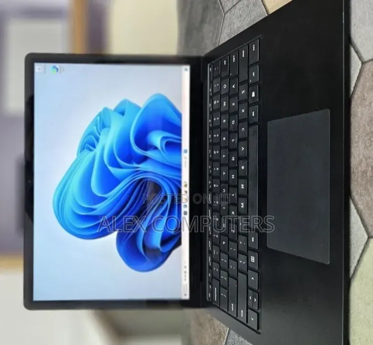 New Laptop Microsoft Surface 16GB Intel Core i7 SSD 512GB