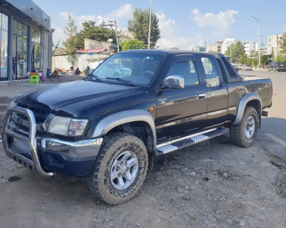 Toyota Hilux 2003 Maroon