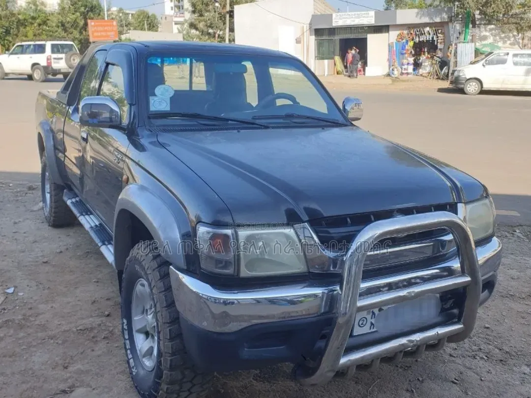 Toyota Hilux 2003 Maroon