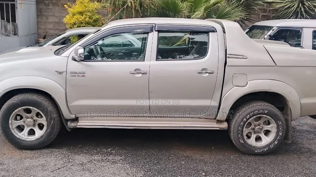Toyota Hilux 2011 Purple