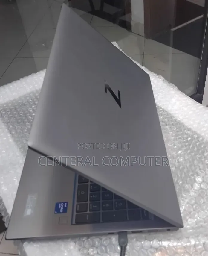New Laptop HP ZBook Studio x360 15 G6 16GB Intel Core i7 SSD 512GB