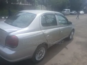 Toyota Platz 2005