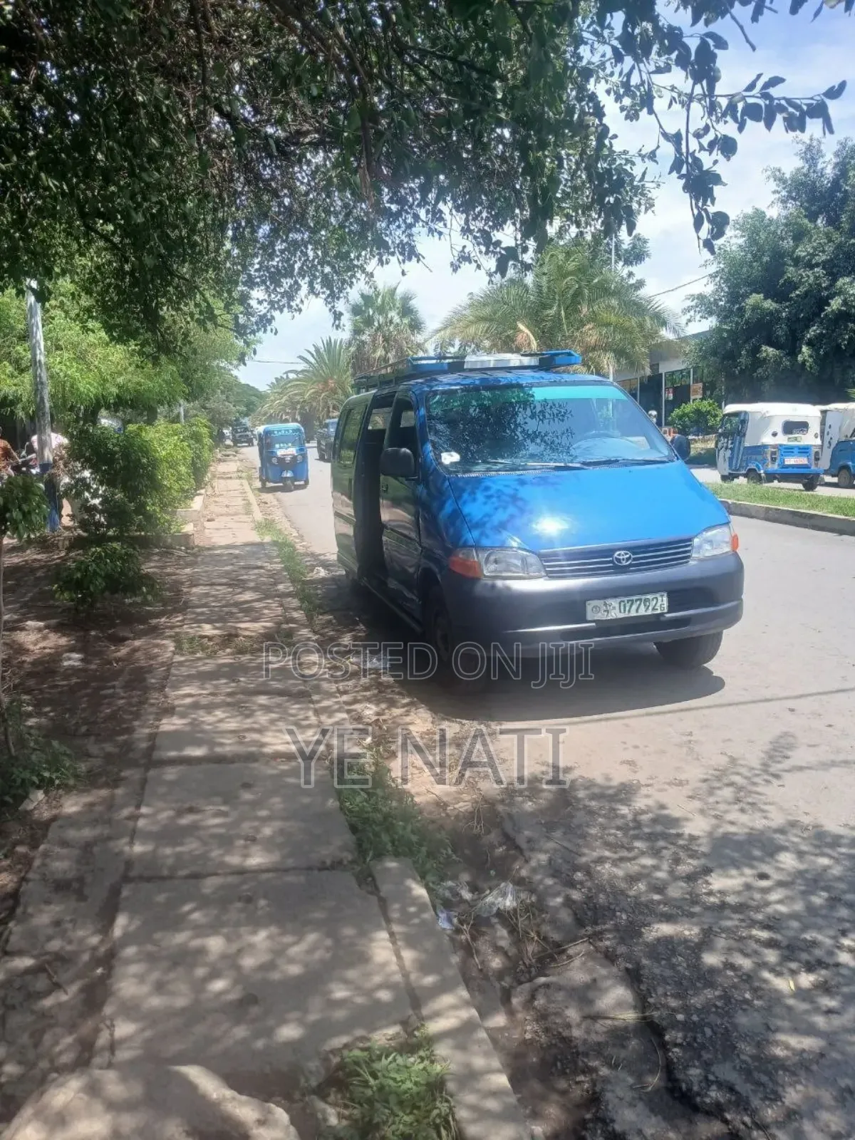 Toyota Grand HiAce 2002 Blue