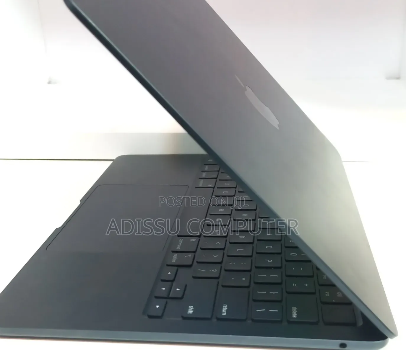 New Laptop Apple MacBook Air 2022 M2 8GB Apple M2 SSD 256GB