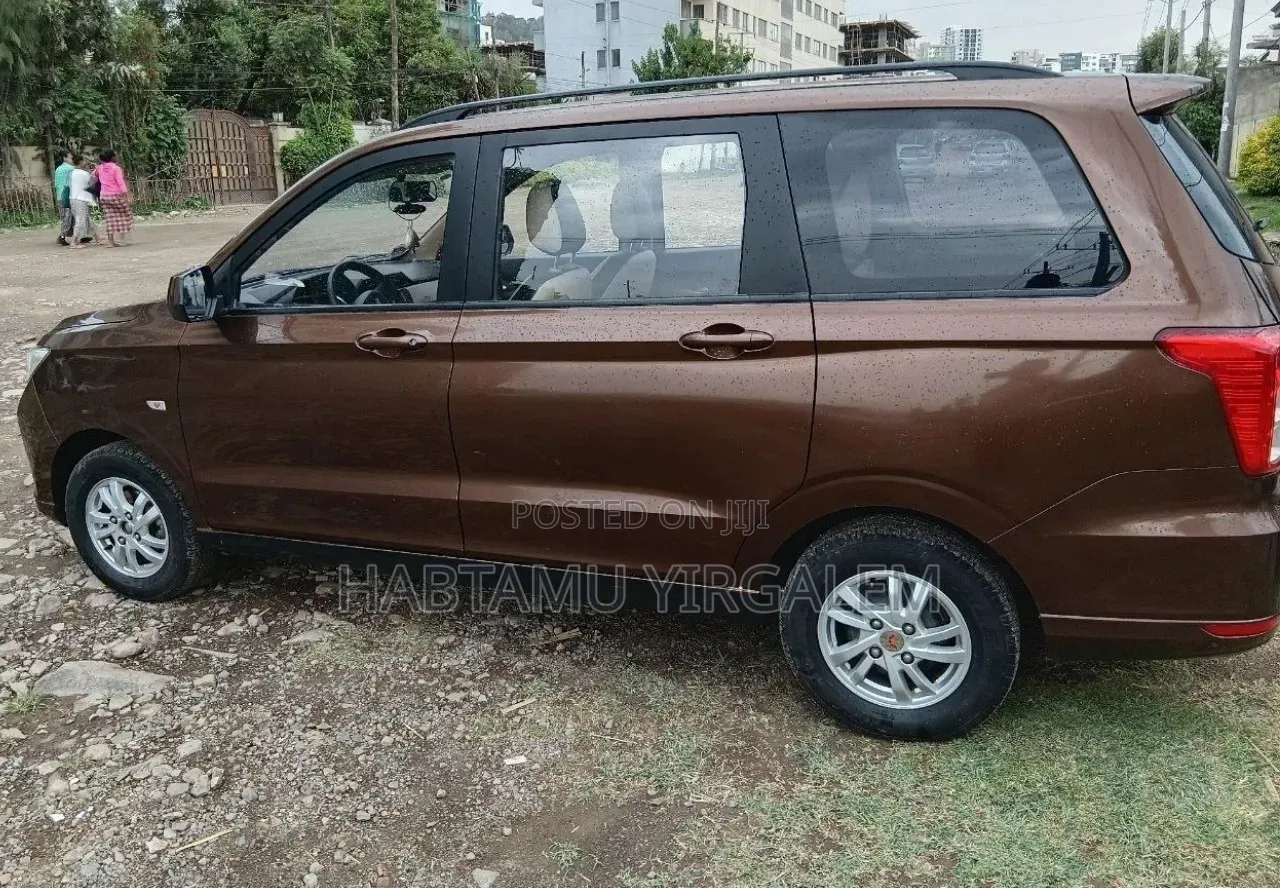Wuling Hongguang S 2022 Brown