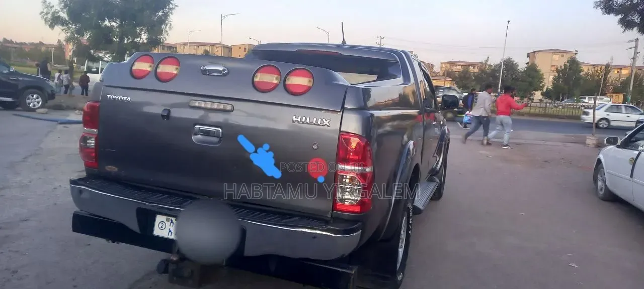 Toyota Hilux 2012 Gray