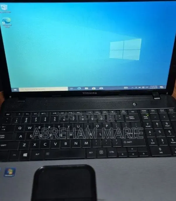 New Laptop Toshiba Satellite C850 4GB Intel Core i3 HDD 1T