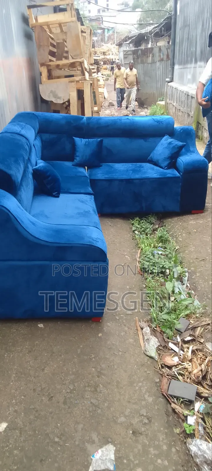 ዘመናይ ቅልብጭ ያለ ሶፋ