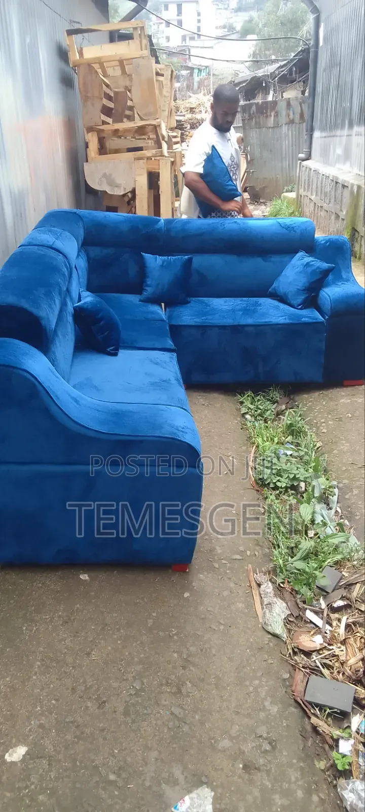 ዘመናይ ቅልብጭ ያለ ሶፋ