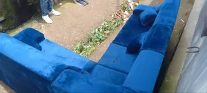 ዘመናይ ቅልብጭ ያለ ሶፋ
