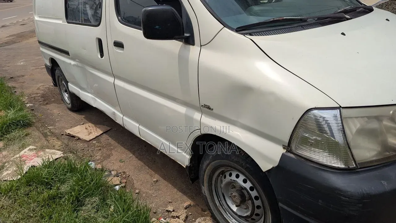 Toyota HiAce 2007 White