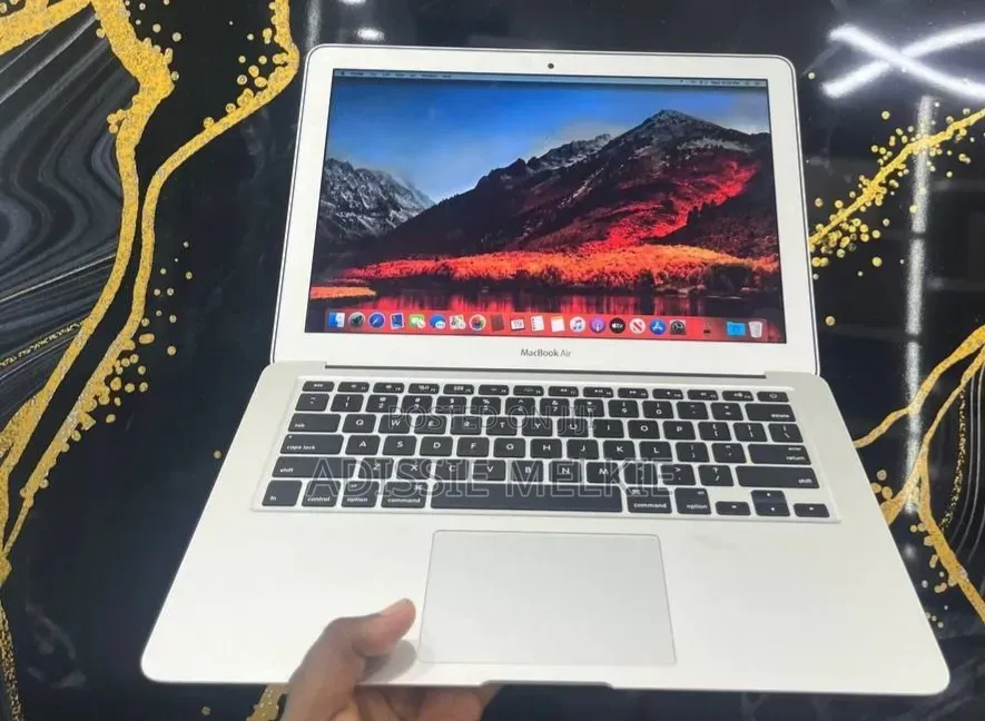 New Laptop Apple MacBook Air 2017 8GB Intel Core i7 SSHD (Hybrid) 128GB
