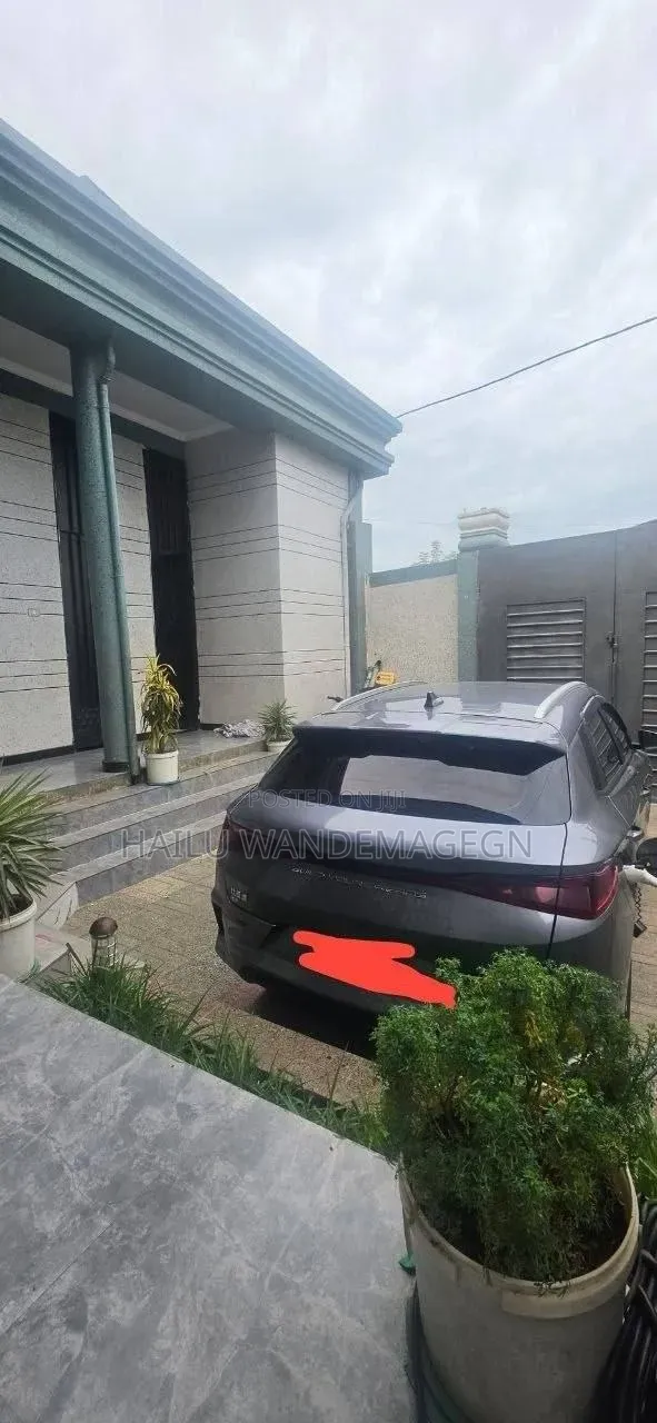 New BYD E2 43 kWh 94 hp FWD 2025 Gray