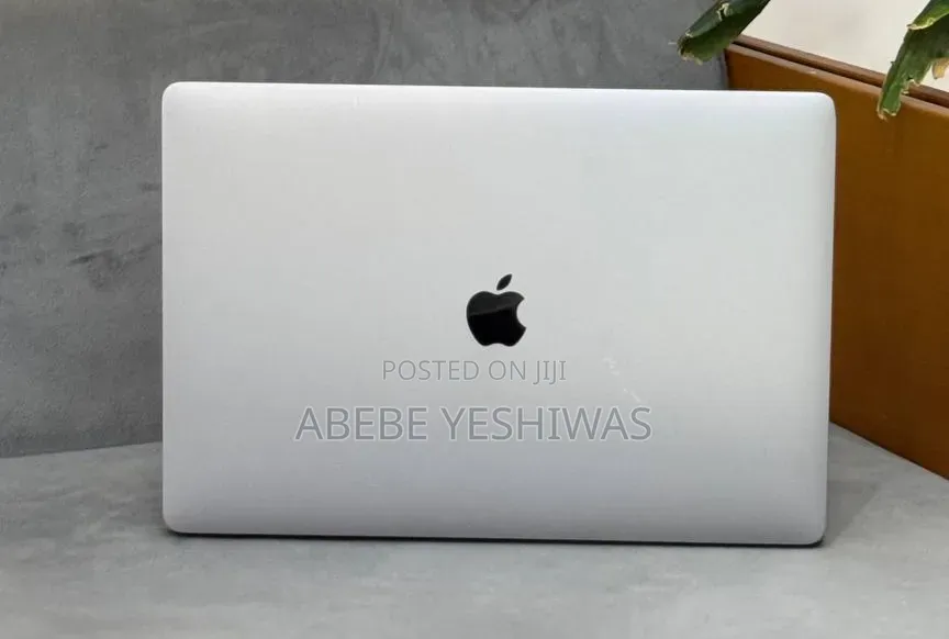 New Laptop Apple MacBook Pro 2018 16GB Intel Core i7 SSD 256GB