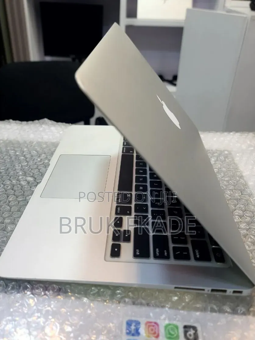 New Laptop Apple MacBook 2017 8GB Intel Core i7 SSD 256GB